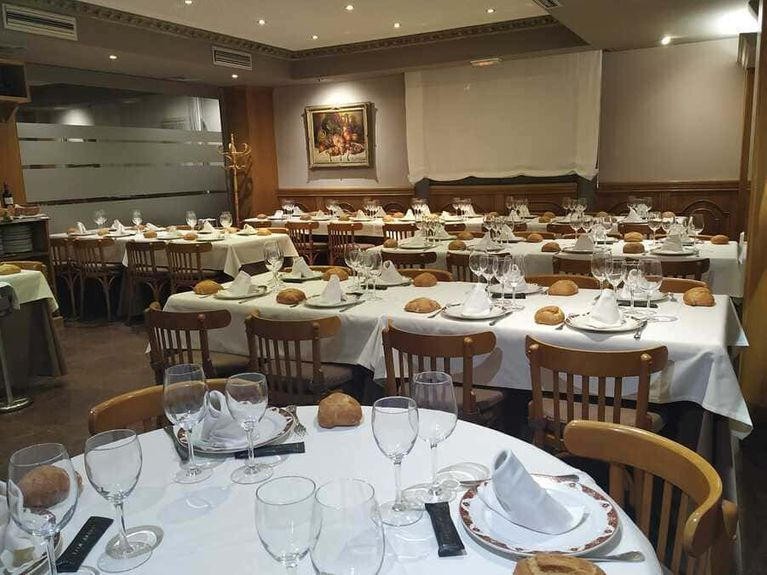 Comedor de Asador Molinero preparado para el servicio.