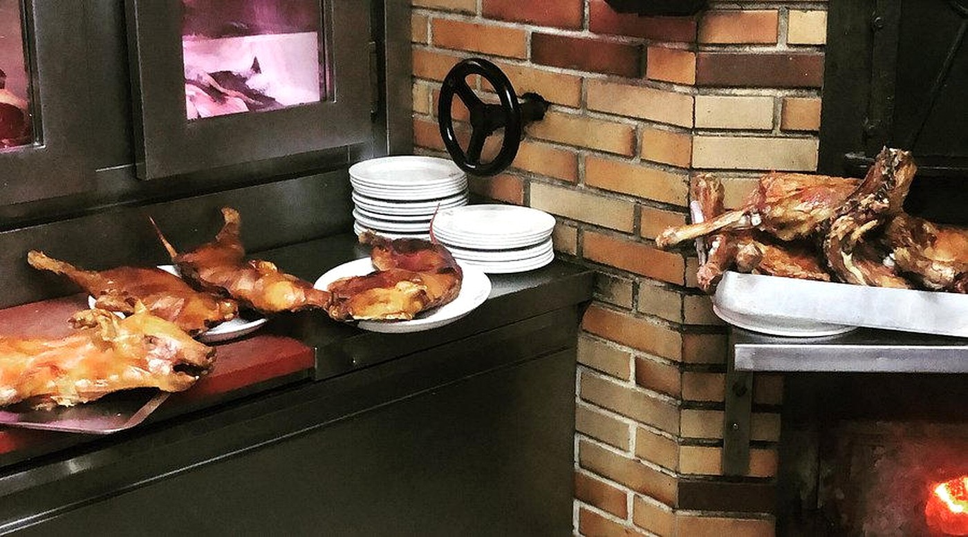 Cordero asado en el horno de leña de Asador Molinero.