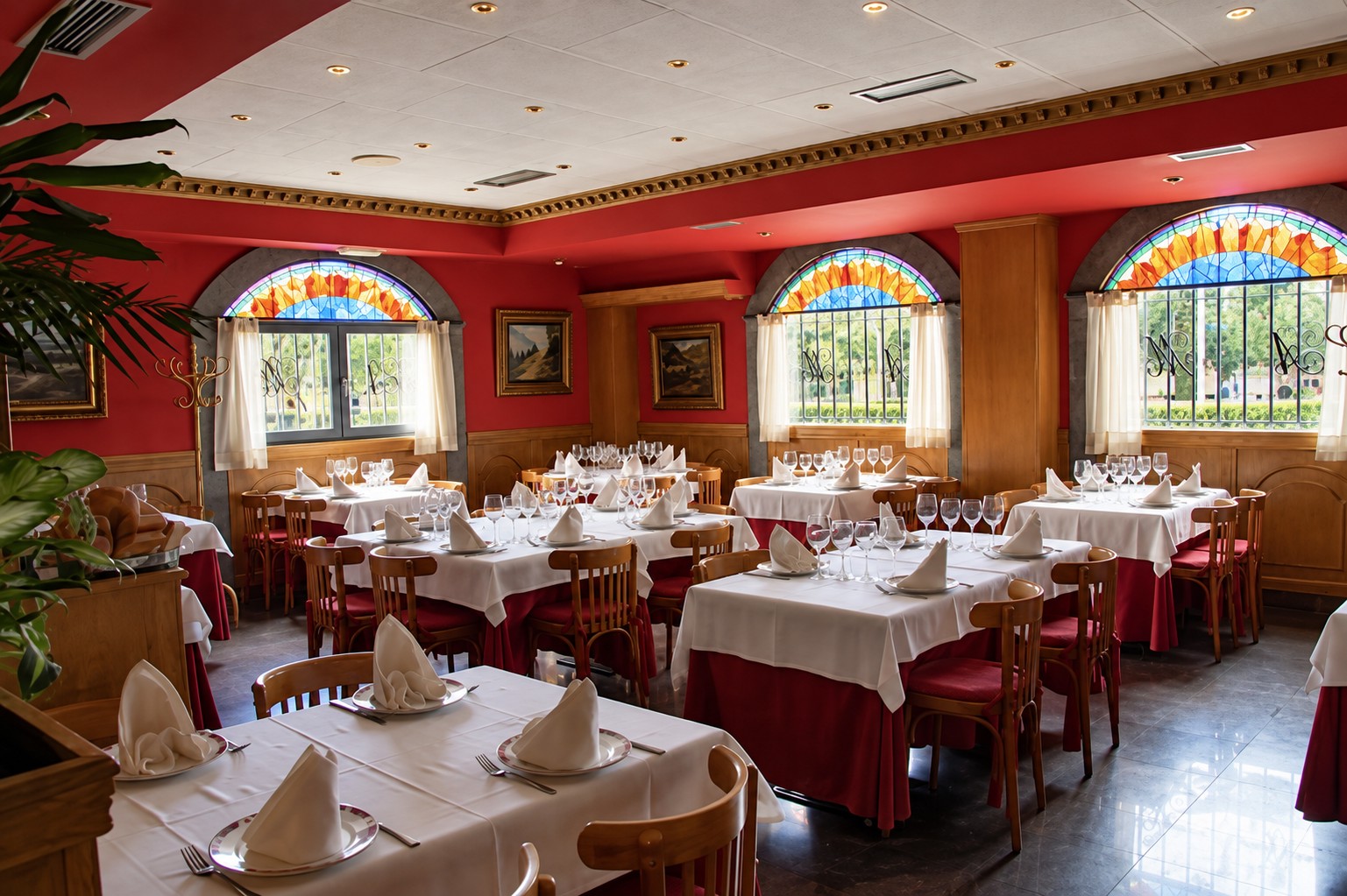 Comedor de Asador Molinero, paredes en rojo y vidrieras.