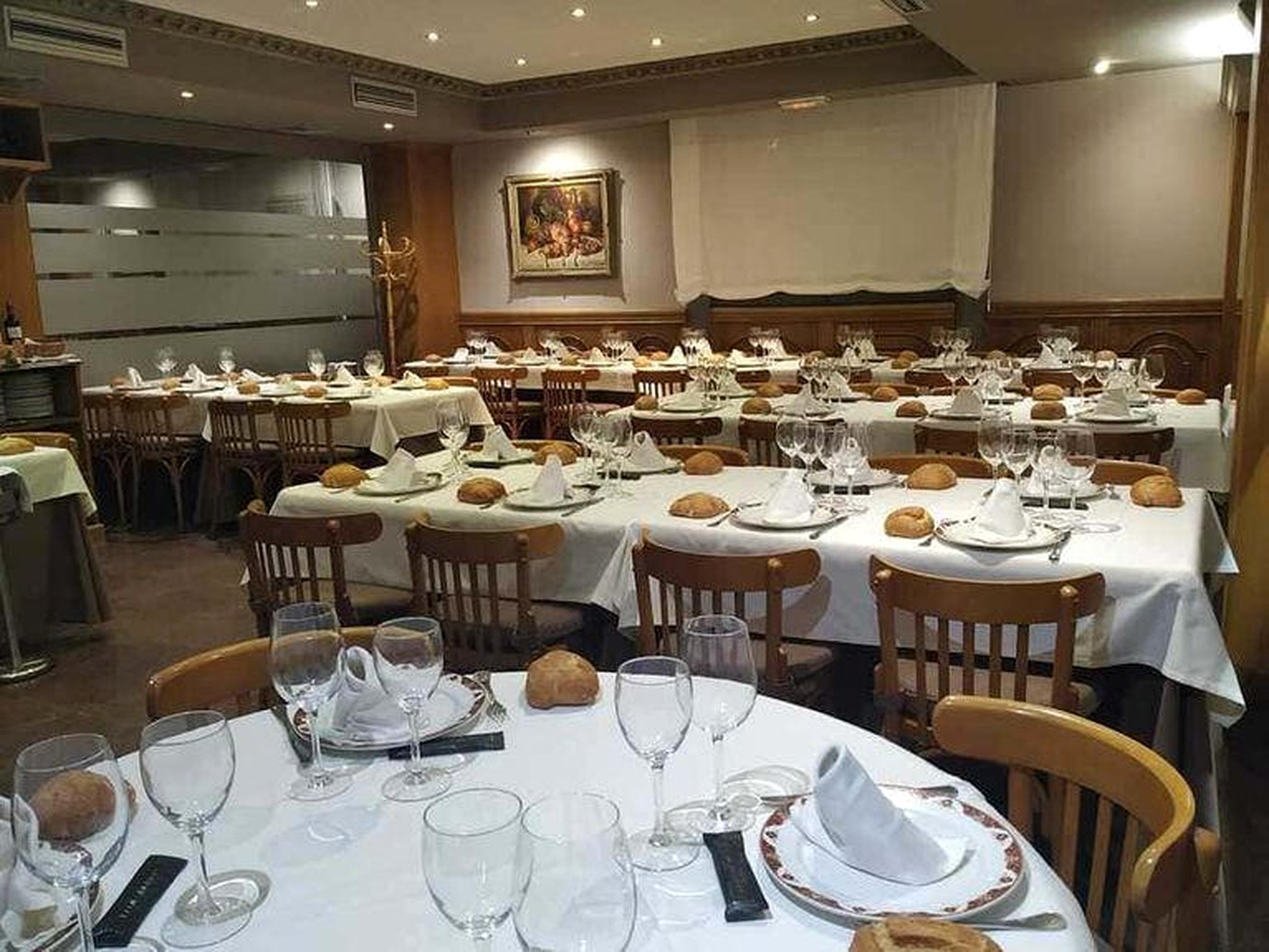 Comedor de Asador Molinero preparado para el servicio.